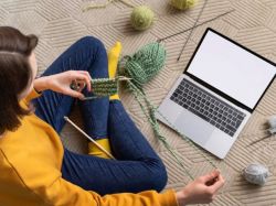 kobieta z włóczką