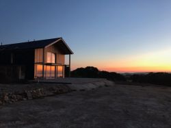 budynek z oknami aluminiowymi